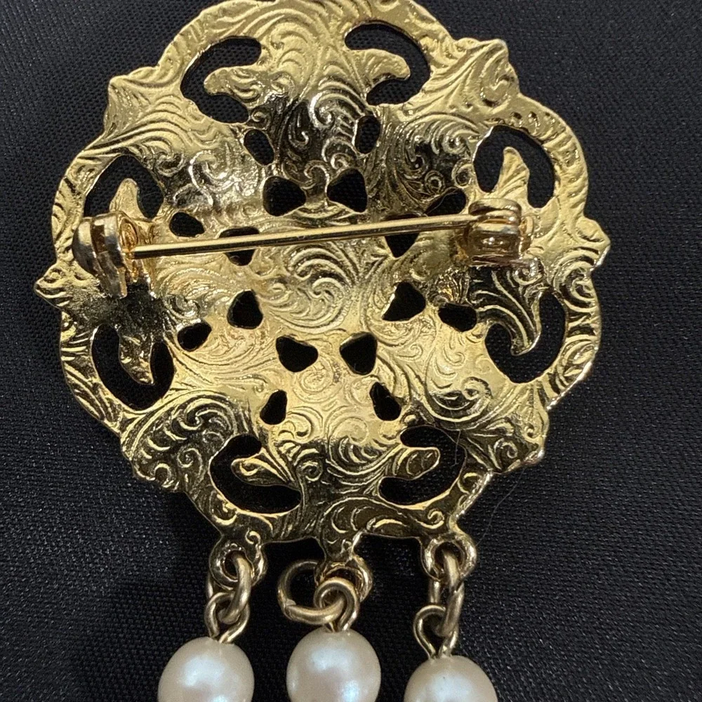 Vintage Brooch Womens Gold Red Crystal Faux Pearl Teardrop Dangle Filigree